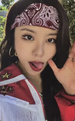 Wheein · MIC ON