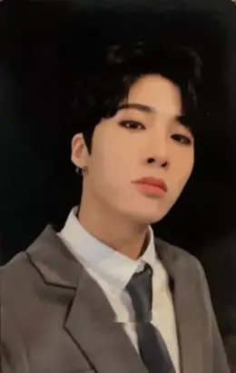 Jiseong · ESSEGE