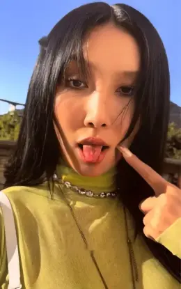 Hwasa · MIC ON
