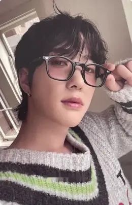 Jongwoo · Moment