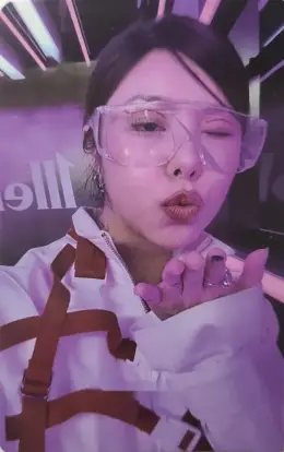 Wheein · MIC ON