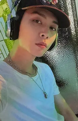 Johnny · 2 Baddies
