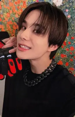 Jungwoo · 2 Baddies