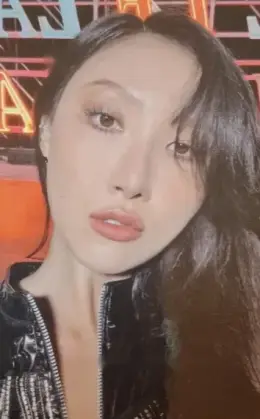Hwasa · MIC ON