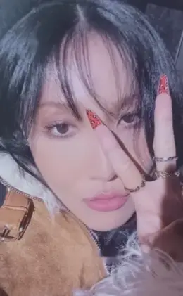Hwasa · MIC ON