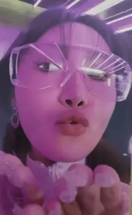 Hwasa · MIC ON