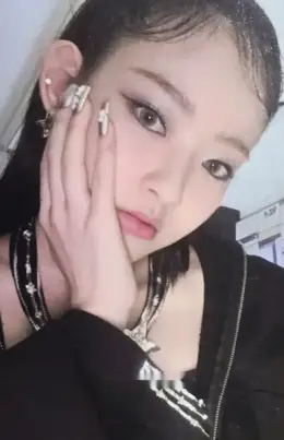 Suyeon · Locked On