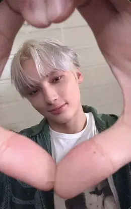 Huening Kai · Starkissed