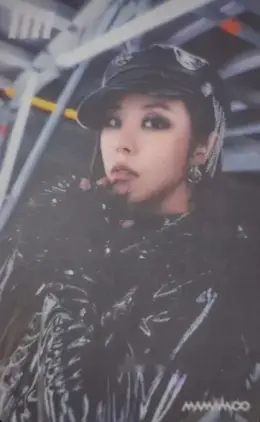 Wheein · MIC ON
