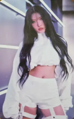 Hwasa · MIC ON