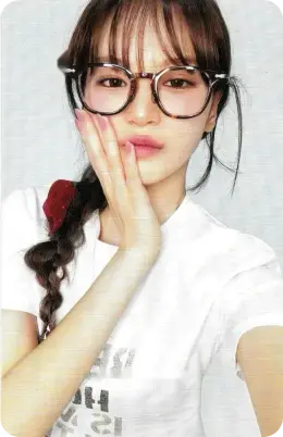 Kim Chaewon · HOT