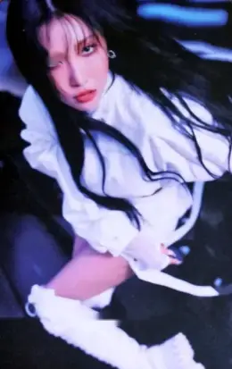 Hwasa · MIC ON