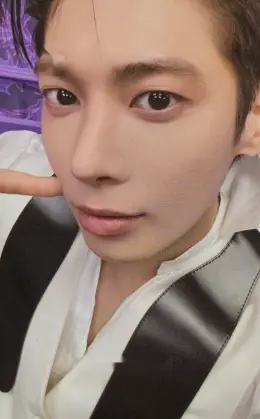 Taehyun · 7TH YEAR: A Moment of Stillness in the Thorns