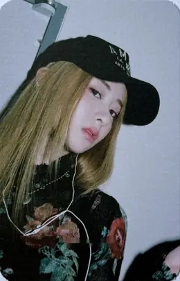 Huh Yunjin · ANTIFRAGILE