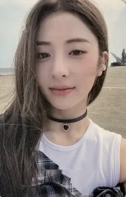 Huh Yunjin · ANTIFRAGILE