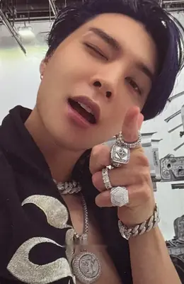 Johnny · 2 Baddies