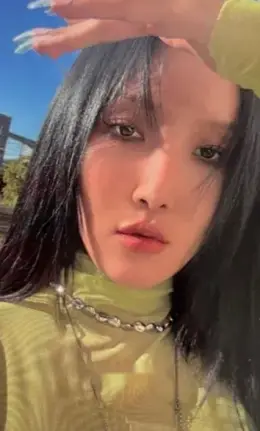 Hwasa · MIC ON