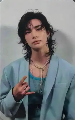 Hyunjin · GIANT