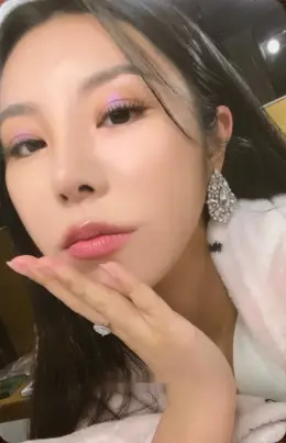 Wheein · WAW