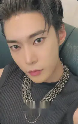 Doyoung · 2 Baddies